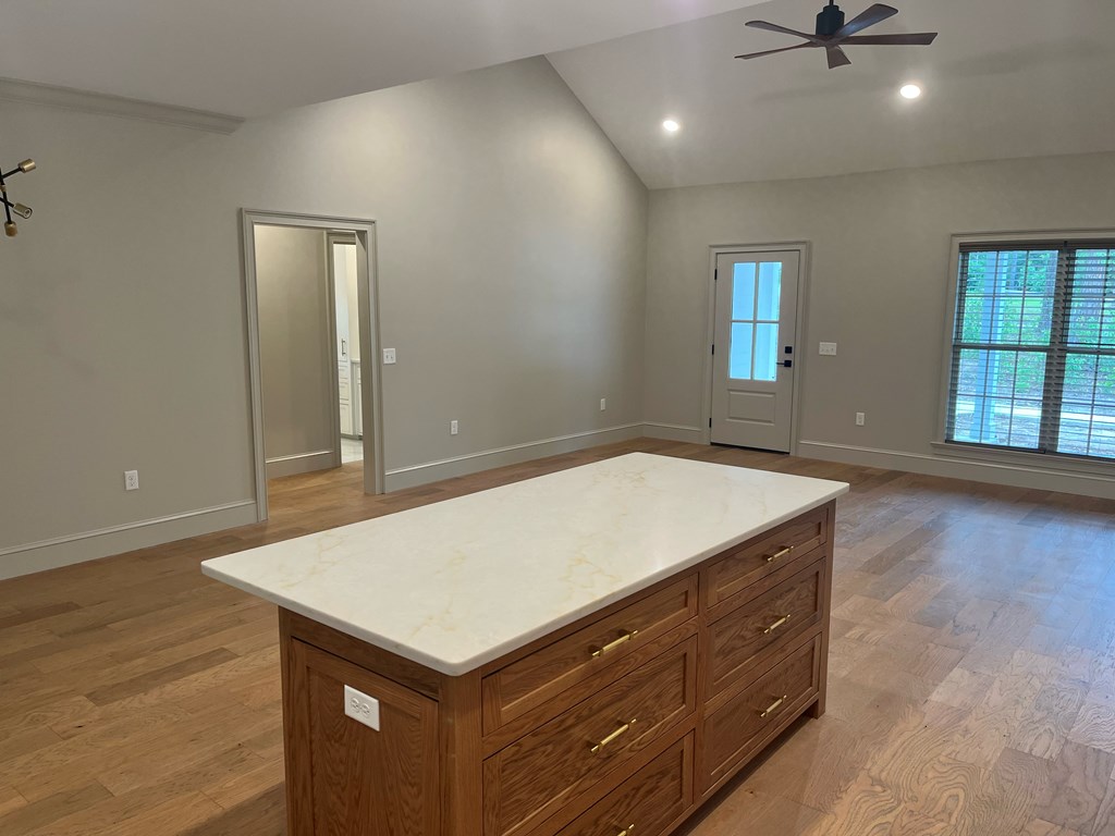 Open floorplan and tall ceilings 2 Open floorplan and tall ceilings 2